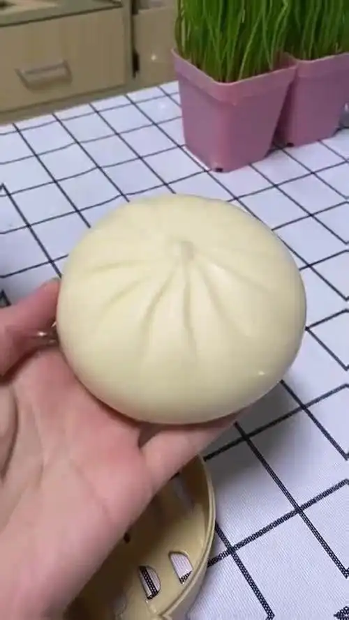 女生吃的包子都要卸妆,然后再用清水洗干净,女孩子的快乐就是这么简单