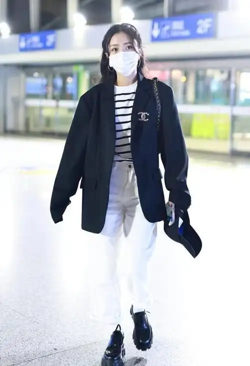 包文婧的身材原来这么好t恤配西装也盖不住身形女团气质挺浓