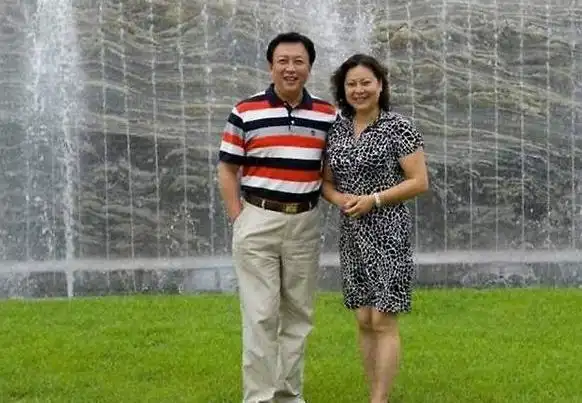 本是阖家欢乐享受团圆的时刻,在这个全家团圆的除夕夜里,唐国强的第一