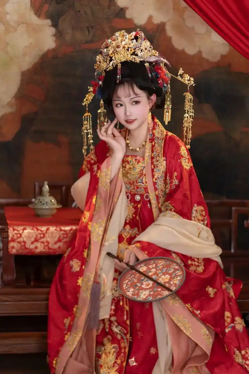 凤凰于飞-晒晒返图～#唐制婚服 #唐风 #凤冠霞帔 #云河千 - 抖音