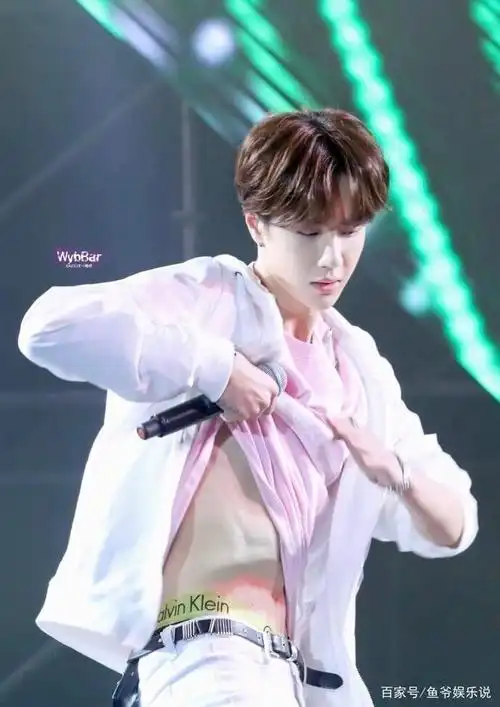 王一博大尺度身材照盘点,八块腹肌惹粉圈炸开锅,康康谁又可了!