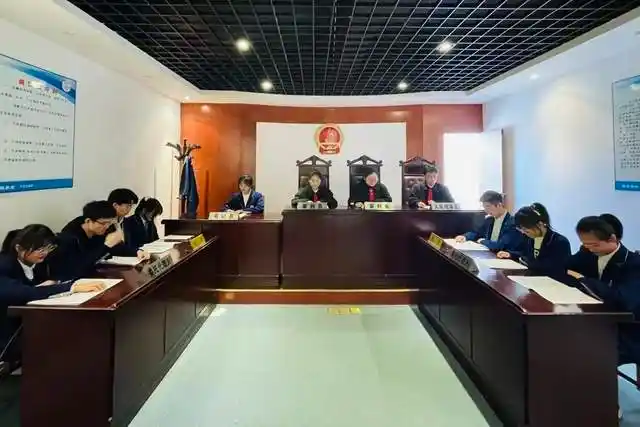 江苏省海安实验中学模拟法庭现在开庭