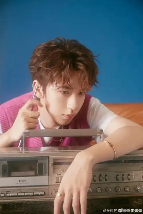 贺峻霖多巴胺写真##贺峻霖粉色背心小卷毛