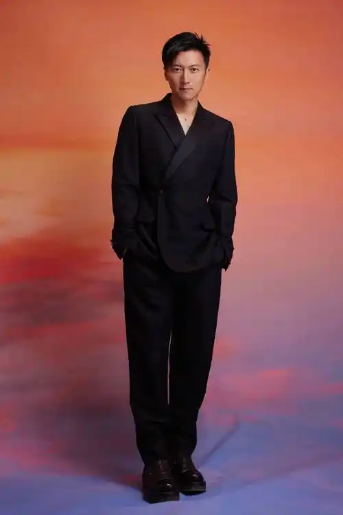 谢霆锋出席大湾区中秋电影音乐晚会 解锁主持人身份