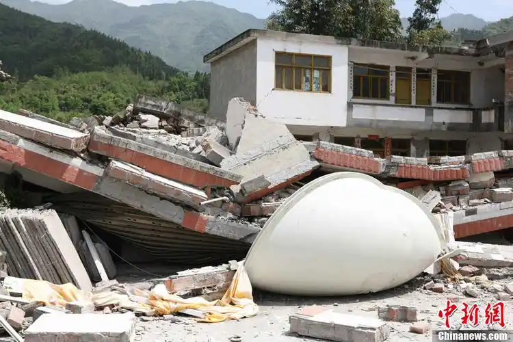 四川雅安芦山县地震灾情回顾一片狼藉