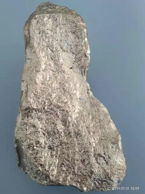 请问一下,这个是什么石头?有非常强的银色金属光泽,在伊犁河谷捡的.