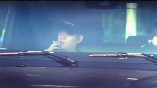 8月18日晚,据爆料媒体称,冯绍峰独坐在车内抽烟,并调侃道:"是不是想念