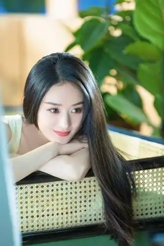 赵丽颖穿吊带裙清新优雅 长发飘飘女人味足_中华网