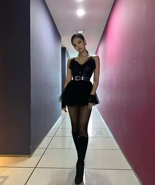 jennie发照穿透视黑丝 嘟嘴表情魅惑十足