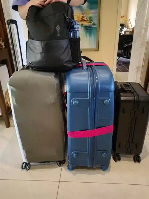 又到出发季留学娃的行李箱里东西塞得满满的爸爸妈妈的担心也塞得满满