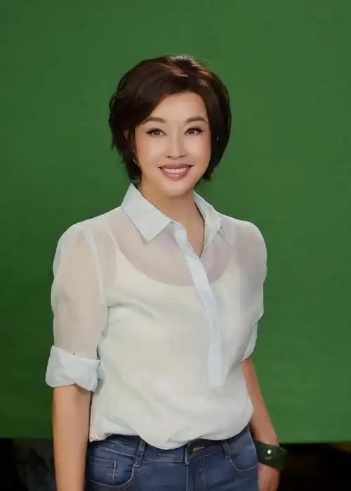 70岁刘晓庆近照惊艳网友年轻漂亮不老女神