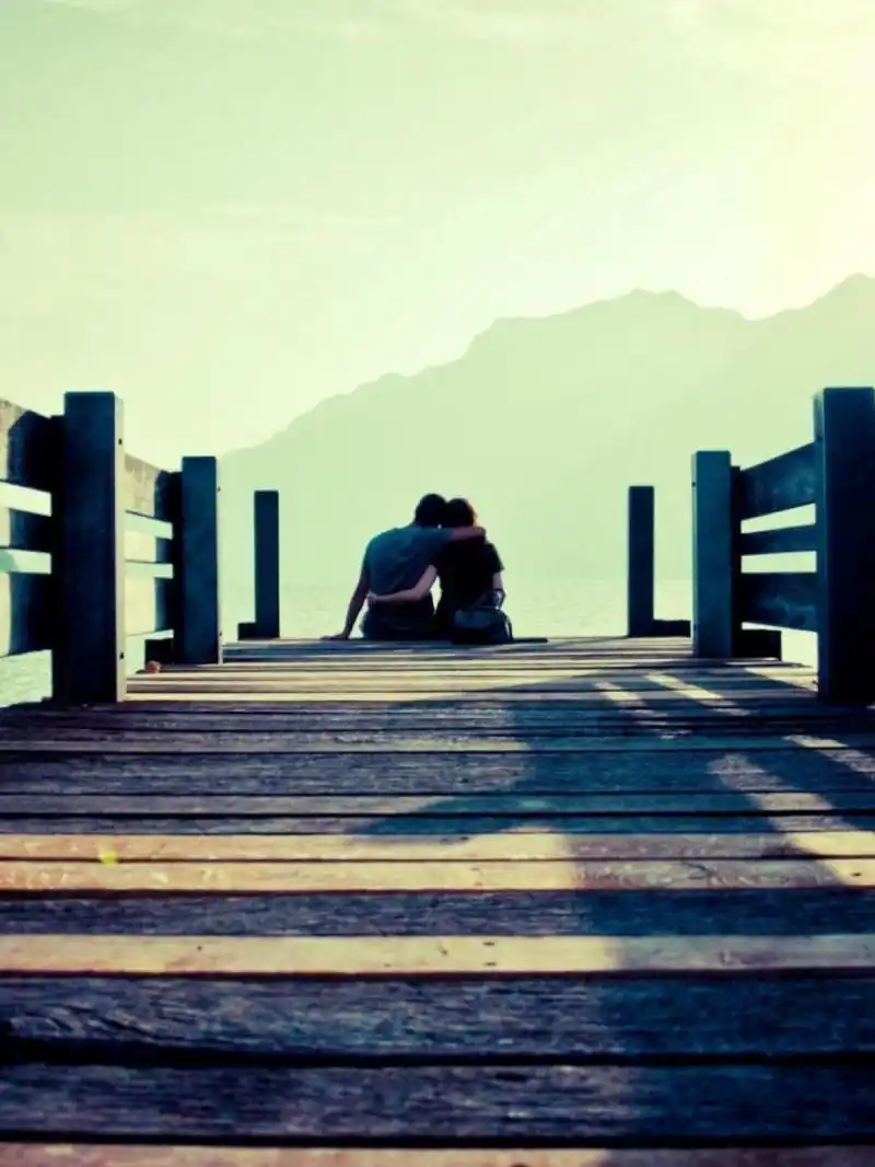 恋人依偎手机壁纸