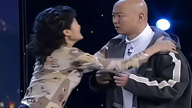 郭冬临小品《新闻人物》片段,搭档女神周涛,笑点太多了-影视综视频