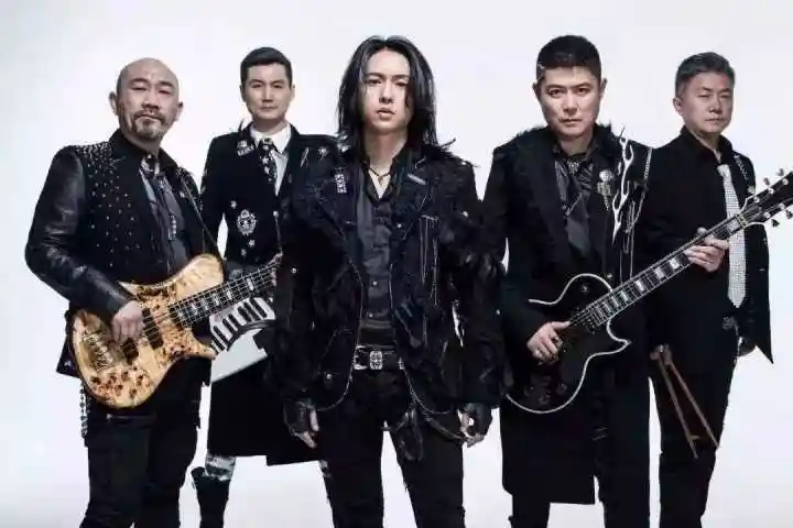 作为送给小时新闻用户的独家福利,我们让张淇与黑豹乐队其他成员一起