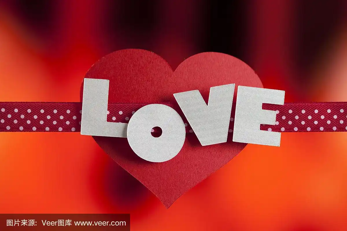 红色背景上的心形文字