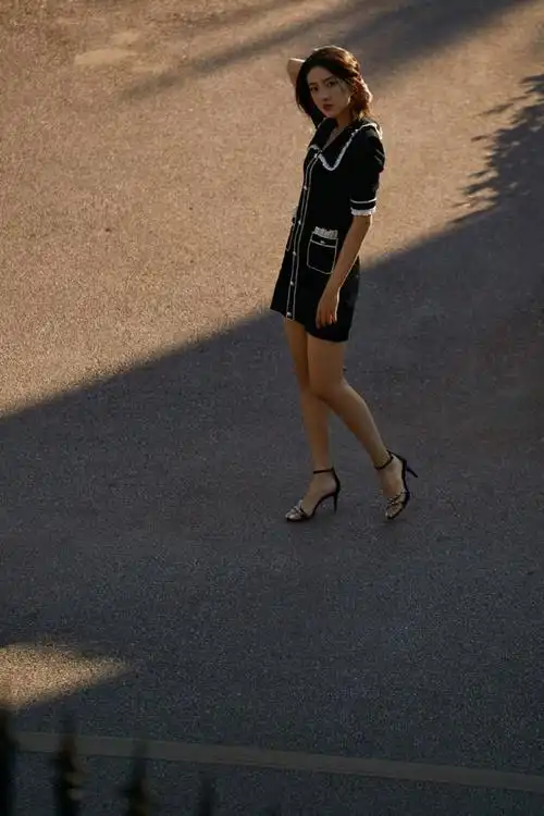 梁洁不愧是"网剧女神",穿娃娃领裙甜美似邻家女,腿还这么细