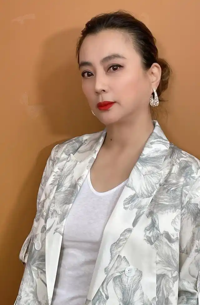 58岁李玲玉晒近照,透视t恤搭西装,艳丽四射不输小9岁尤泓斐|t恤_网易