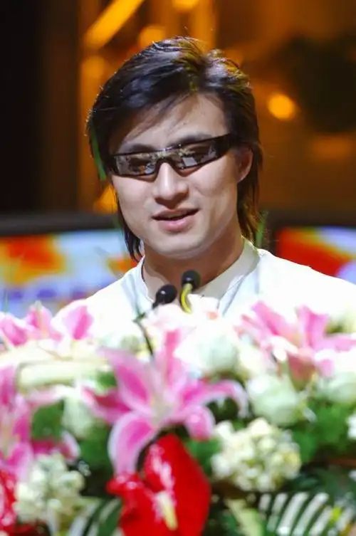 图文汪峰墨镜酷装上台领取十大金曲奖