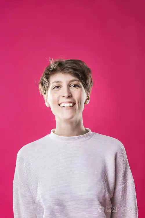 非常高兴和笑的年轻女孩的正面看法.可爱的时尚模特