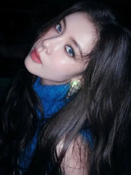 宋妍霏超话生日写真图 ②秋有秋的来意,光有光的秘密.