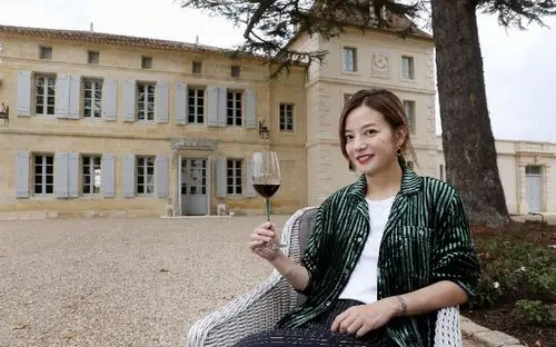 赵薇现身自家奢华葡萄庄园,素颜采摘超自信,开怀大笑不惧皱纹