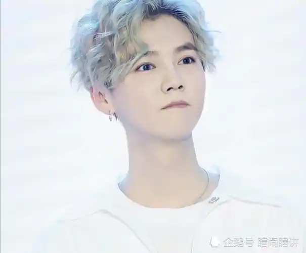 梦回exo!鹿晗白色西装尽显少年感,颜值重回巅峰