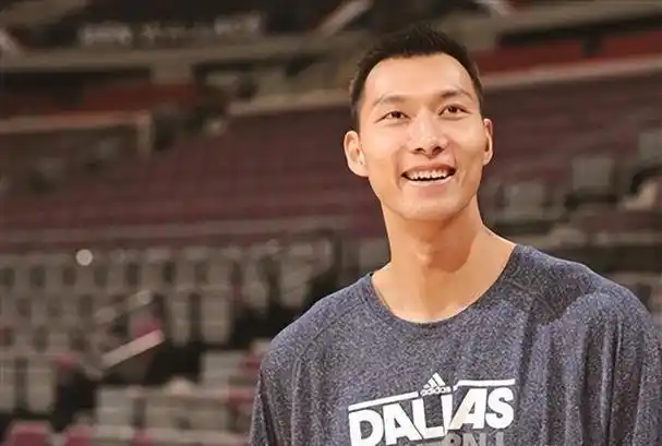 易建联:娶了巴西足球宝贝荆灵,婚后连生两胎,今妻儿都定居美国