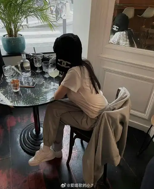 朋友圈发自拍不要太过分,大家可是见过面的人.