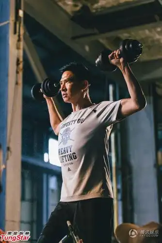 48岁张家辉举哑铃硬朗帅气 肌肉线条分明可见