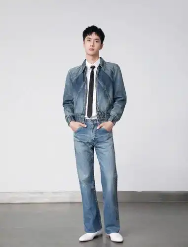 王一博身穿短袖衬衫配休闲裤活力帅气,而牛仔套装 领带复古时尚