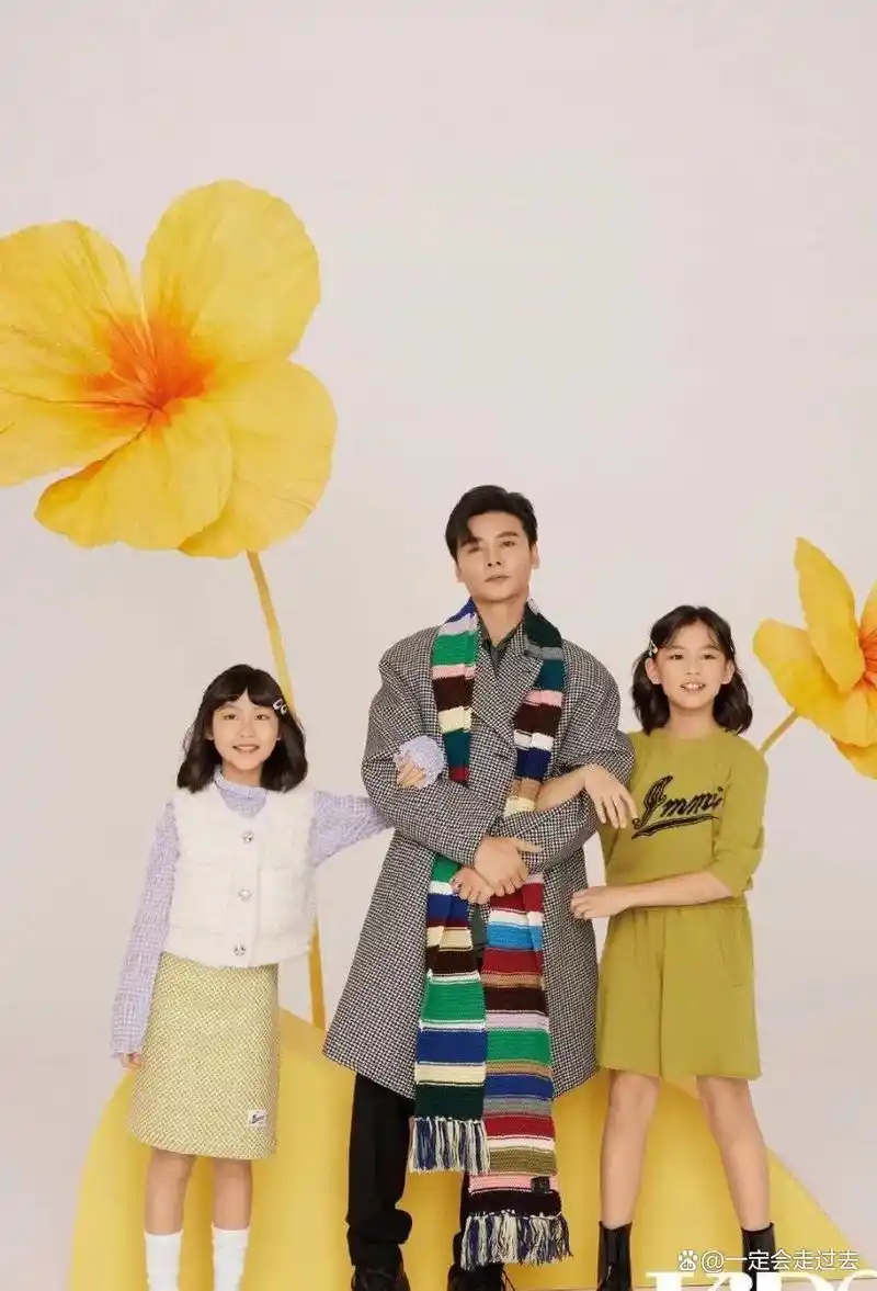 蔡少芬一家五口出游,张晋把儿子扛肩上展爸爸力,鱼蛋似好奇宝宝