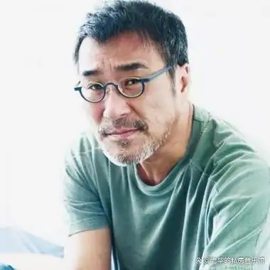 孙楠,与刘欢并称为歌坛实力派二将,他的歌曲《红旗飘飘》和《淡淡的忧