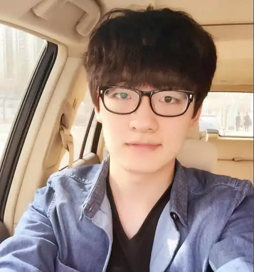 李瑞   下面是艾克的扮演者牛东文,现在也是长成了一个大帅哥呢,又