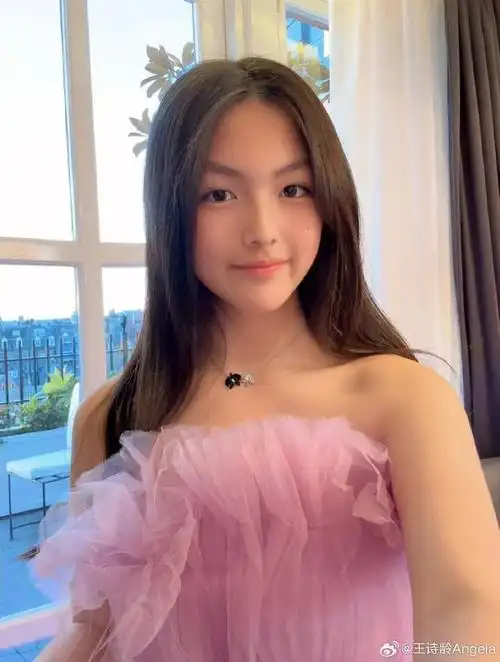14岁王诗龄近照曝光,穿粉色抹胸裙粉嫩惊艳,肩颈线优越又瘦又美|长裙