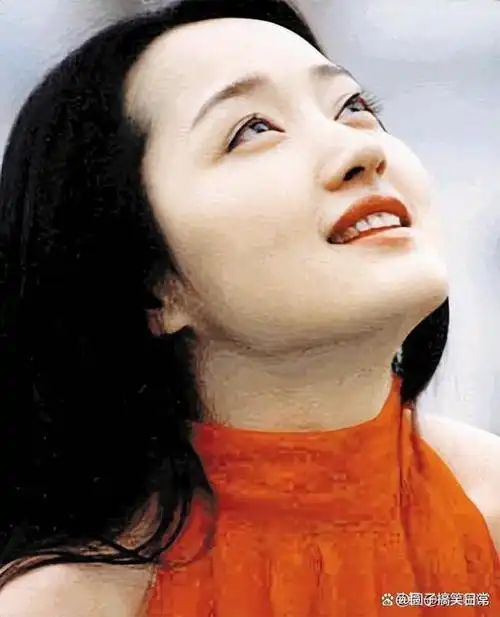 52岁杨钰莹怀孕了?穿紧身长裙,肚子又圆又鼓,孩子的父亲是谁?