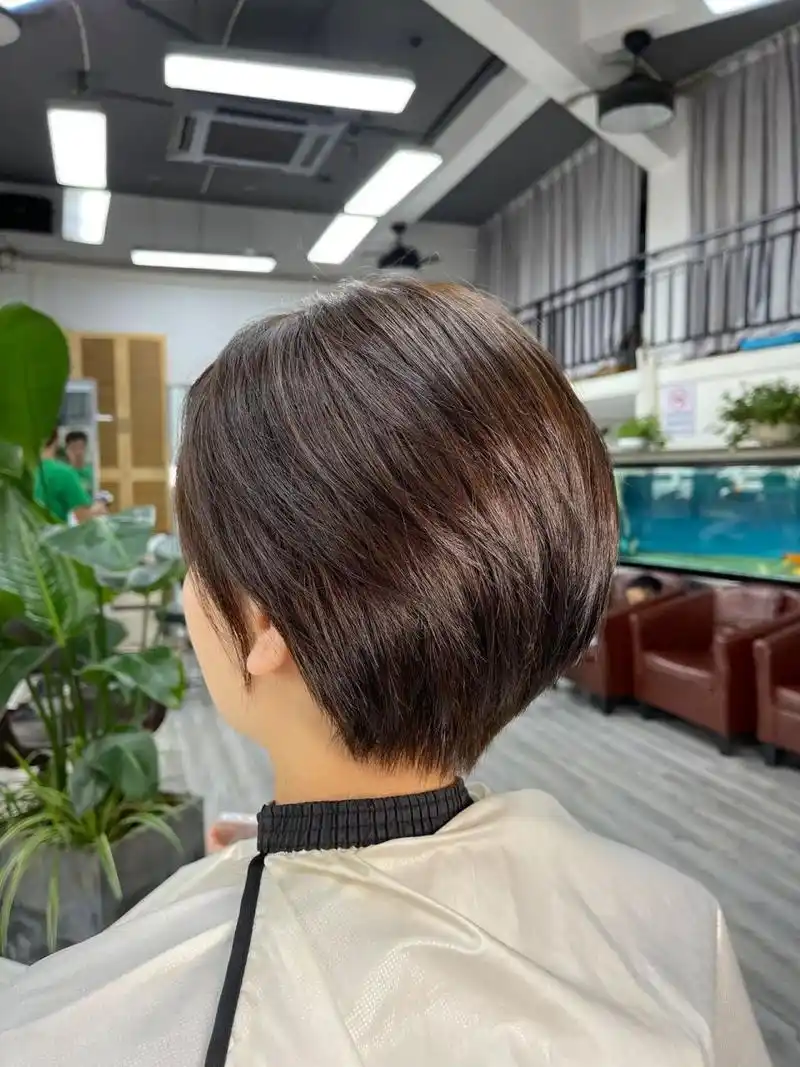 你们要看的短发后脑勺照片来啦96 特意让理发师给我拍的,快点夸我