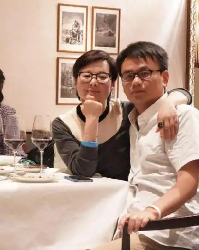 虽然没受到外界的祝福,但袁立这些年与丈夫互相陪伴,感情一直很好,也