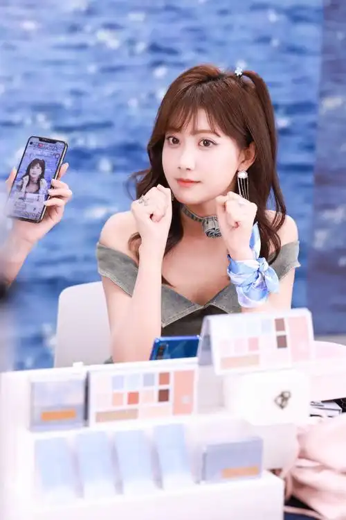 #李艺彤甜酷牛仔妆#