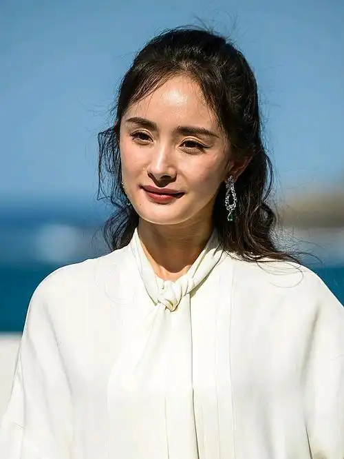 前段时间网友们发现杨幂的下颌骨又长回来了,这可吓坏了一众想要削骨