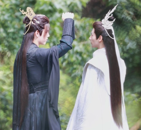 陈飞宇《皓衣行》路透,白衣飘飘仙气十足,嘟嘴卖萌太可爱了