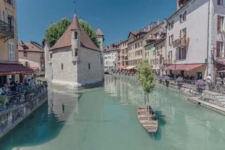 距离日内瓦不到40公里法国南部小镇安纳西