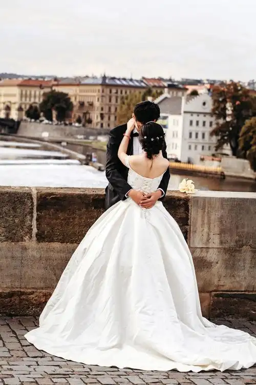 拥抱一起的新娘新郎