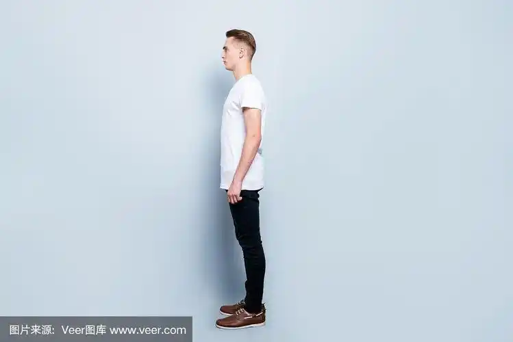 全长体型,侧面的时尚英俊时髦的白人男子,孤立在浅灰色的背景