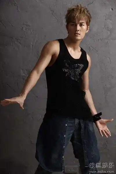 吴克群"钢铁人"造型跨年 遗憾错过高雄烟火秀