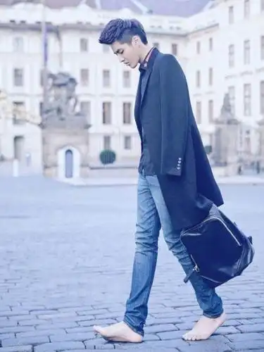 男明星光脚照,王源光脚竟然躲进了柜子里,易烊千玺满脚都是泥巴