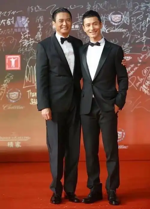 43岁黄晓明和65岁周润发,身高仅差2cm,却看到真实的对比