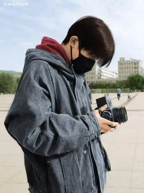 给新鲜的易烊千玺超帅气生活照上个色