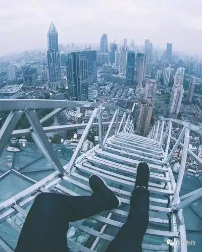 上海摩天大楼上纵览城市风光.