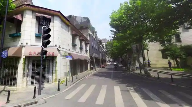 闹市里的旧社区建在武汉汉口中山大道旁斑驳建筑蕴含百年历史