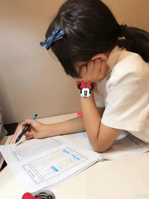 6月6日晚,田亮通过微博晒女儿森碟做作业的照片,并配文道:"明天就要